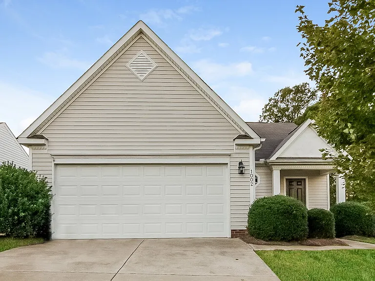 1002 Great Falls Dr — Photo 1