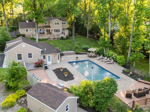 96 Plainview Road, Woodbury, NY 11797
