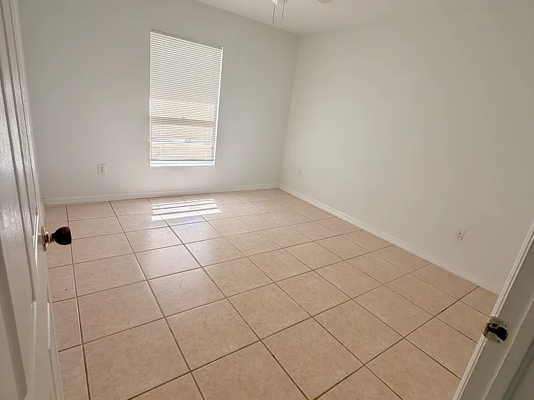 4914 Golfview Blvd #1 — Photo 8