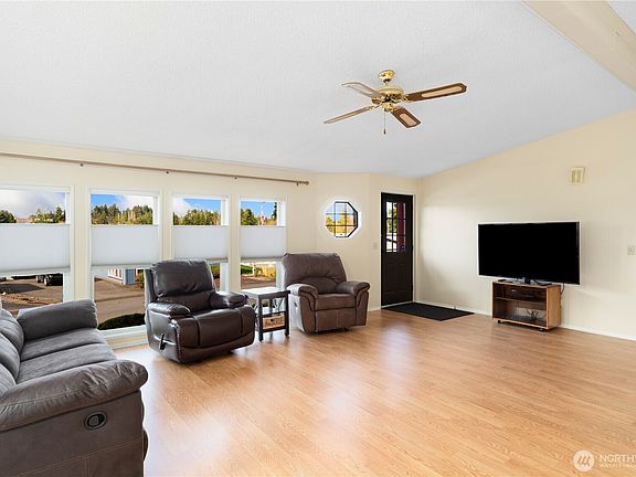 3rd image of 562 NW Silver Glen Lane