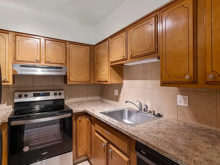 Park Lane Apartments — Photo 11