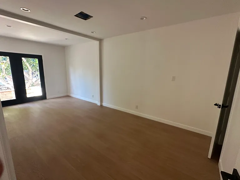 17411 Victory Blvd — Photo 5