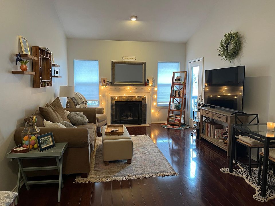 1st image of 4401 Sedgehurst Dr APT 302