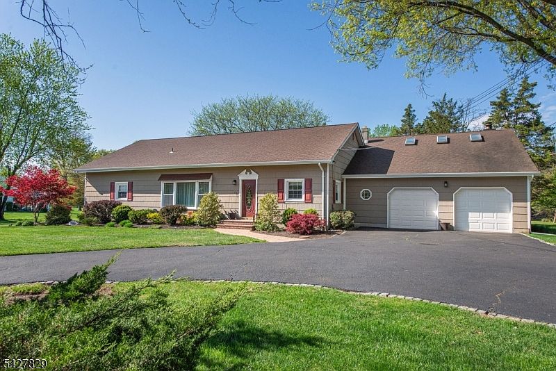 1st image of 18 Stonewyck Dr