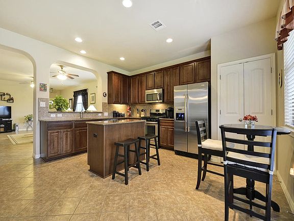 4th image of 1025 Sussex Way