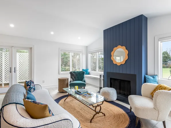 155 Hill St APT 6, Southampton, NY 11968