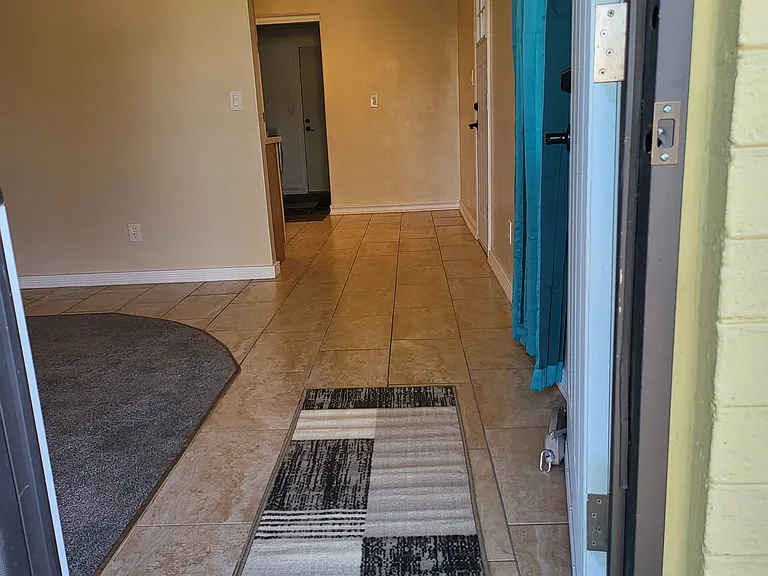1040 N 27th Pl — Photo 17