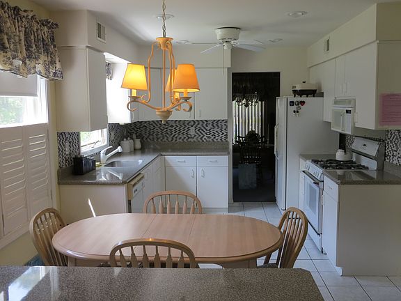 4th image of 212 Deanne Dr