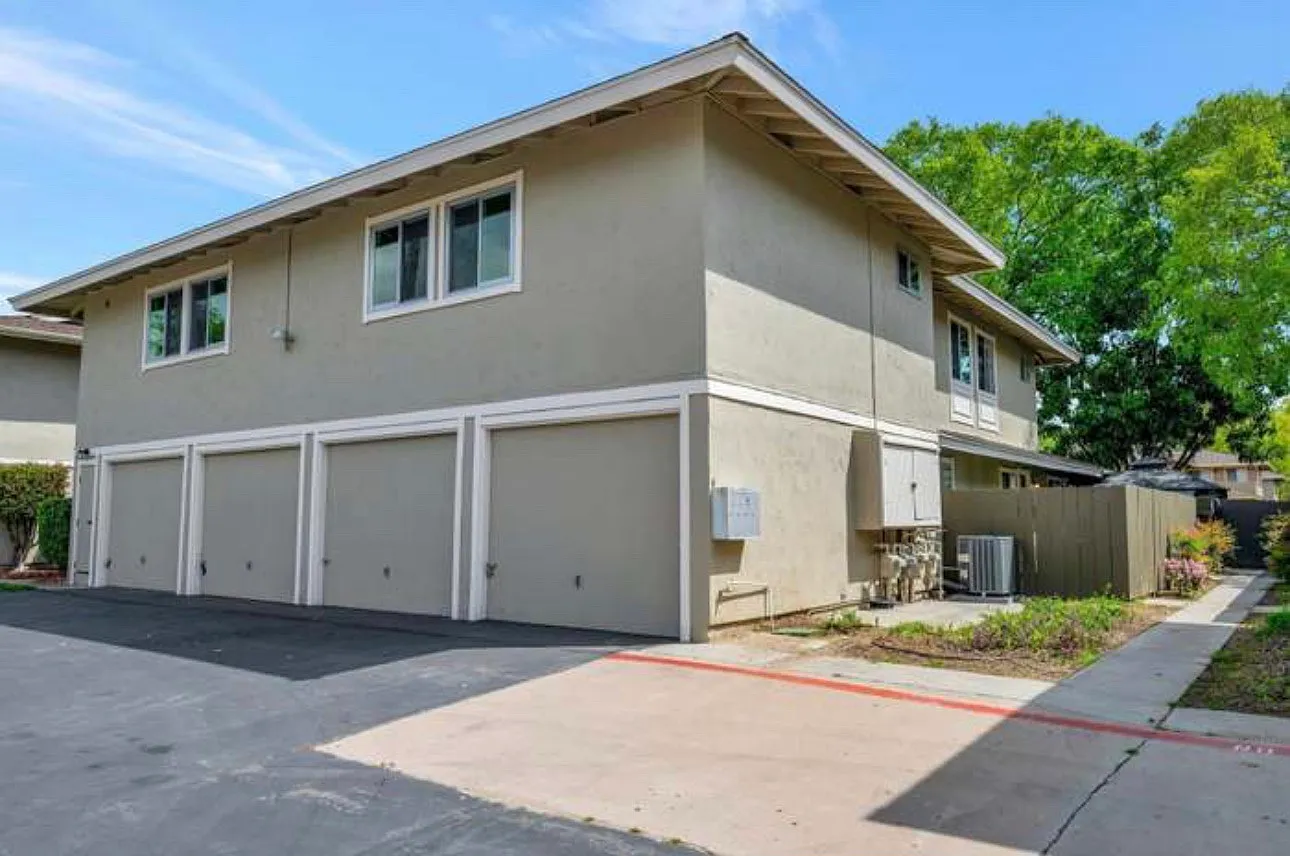 2 bed, 882 sqft, $2,900 — Photo 3