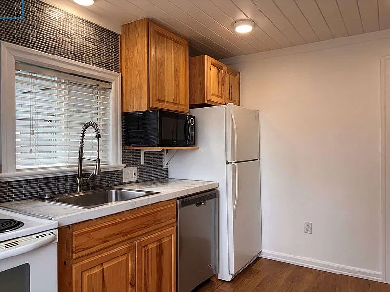 4 bed, 1.0 bath, $2,395 — Photo 3