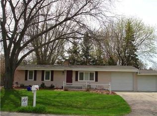 1271 Bayshore Dr, Haslett, MI 48840