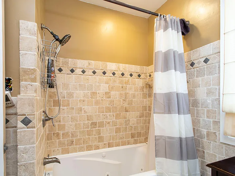 Jet tub in main floor bathroom