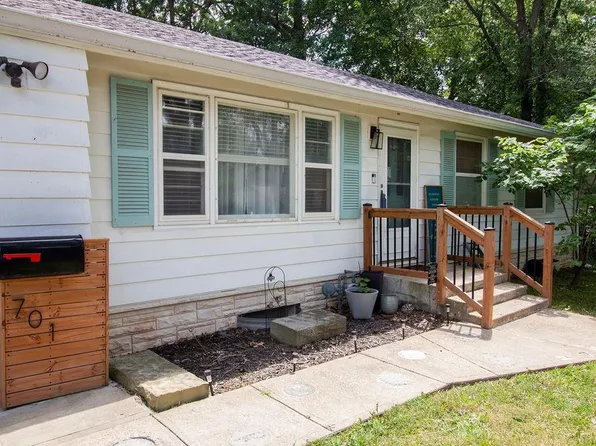 701 E Pawnee Ln, Belton, MO 64012