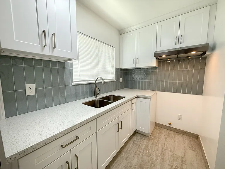 4218 Lockwood Ave #8 — Photo 2