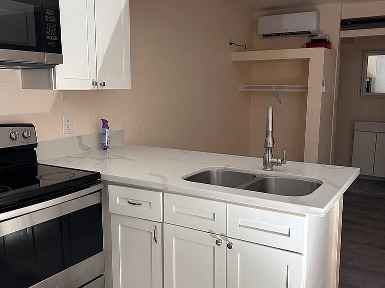 315 E Elm St #6 — Photo 13