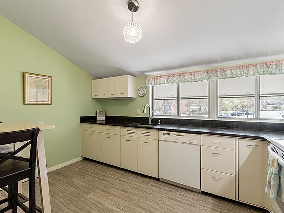 5th image of 8 Longwood Dr #310