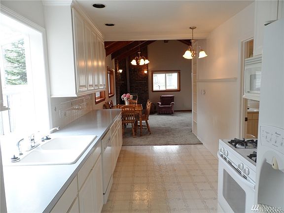 4th image of 8811 Yakima Ave