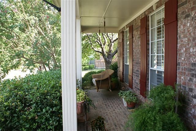 COVERED FRONT PORCH