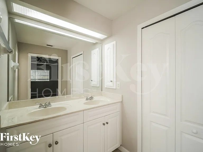 2100 SW 12th Ter — Photo 14