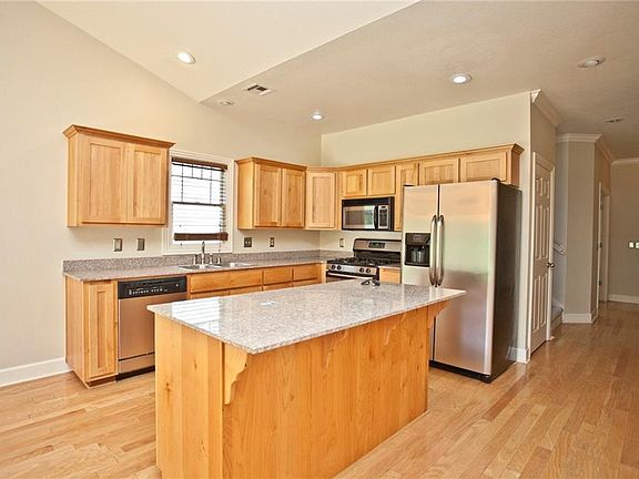 3rd image of 1519 NE Young Ave