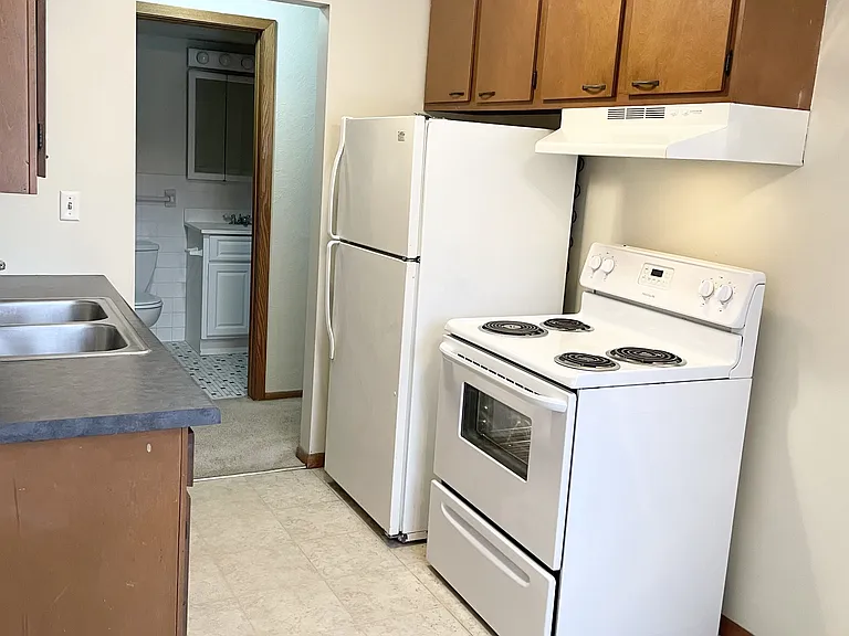 Como Lakes Apartments — Photo 21