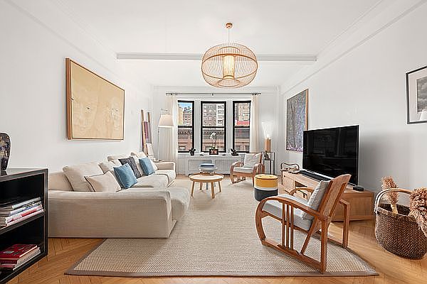 1st image of 30 W 70th St APT 6A
