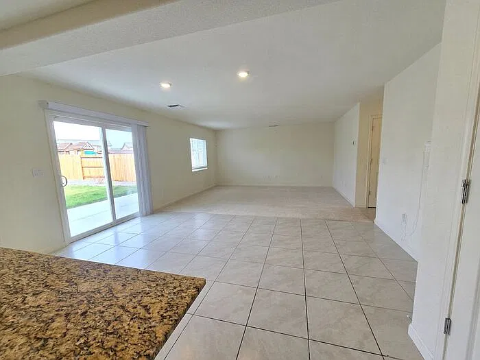 3 bed, 2.5 bath, 1995 sqft, $2,650 — Photo 3