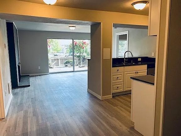 4th image of 702 S Yakima Ave #9