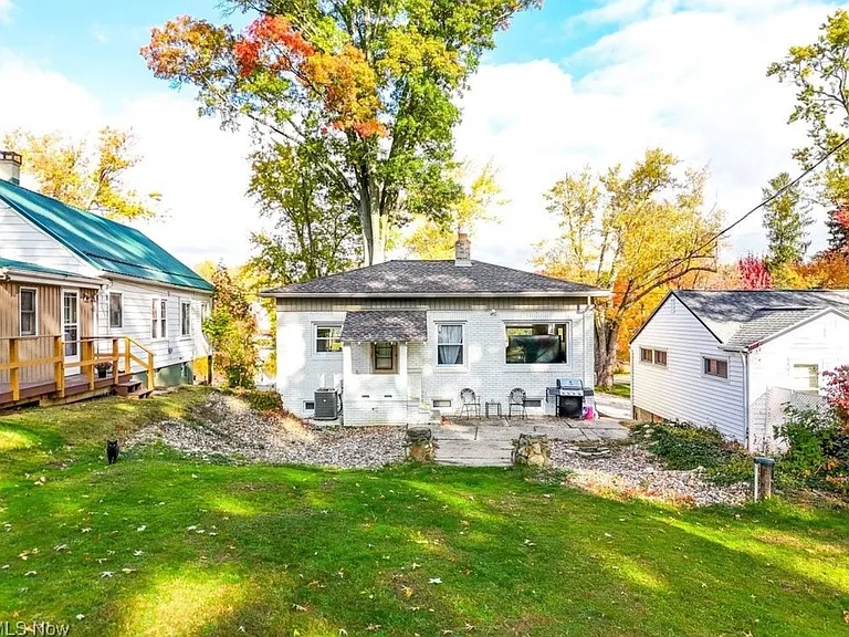 158 Oak Dr NW — Photo 2