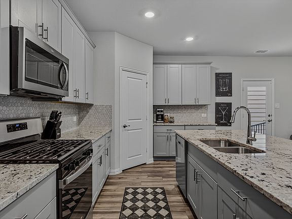 4th image of 2617 Kings Canyon Mews