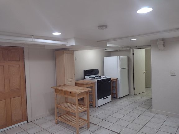 4th image of 408 Lexington Pkwy N APT 5