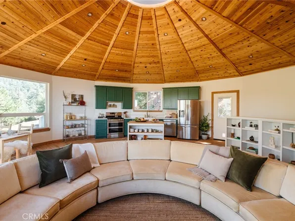 721 Chillon Dr, Crestline, CA 92325