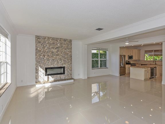 4th image of 204 Lone Pine Drive