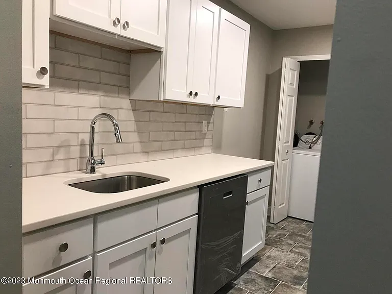 149 Amberly Dr #H — Photo 2
