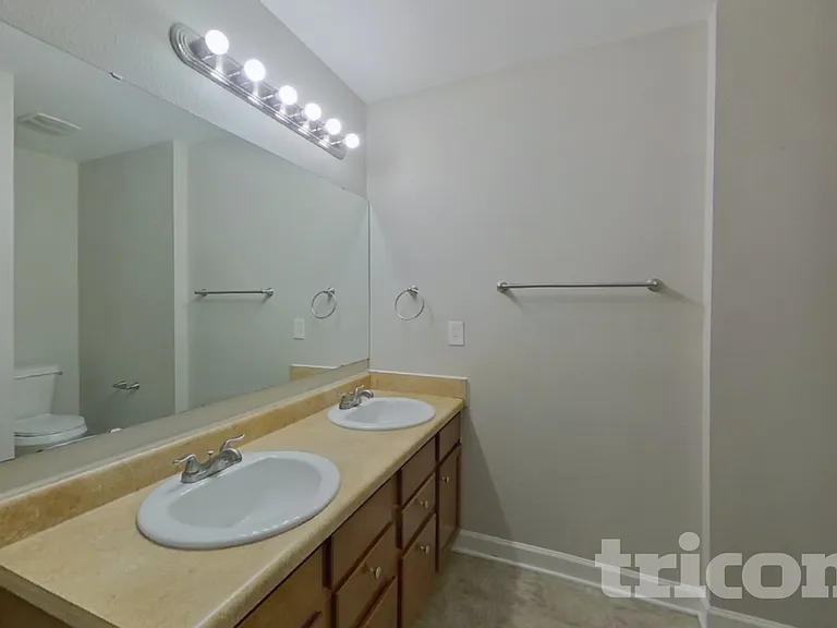 451 Presidents Ct — Photo 9