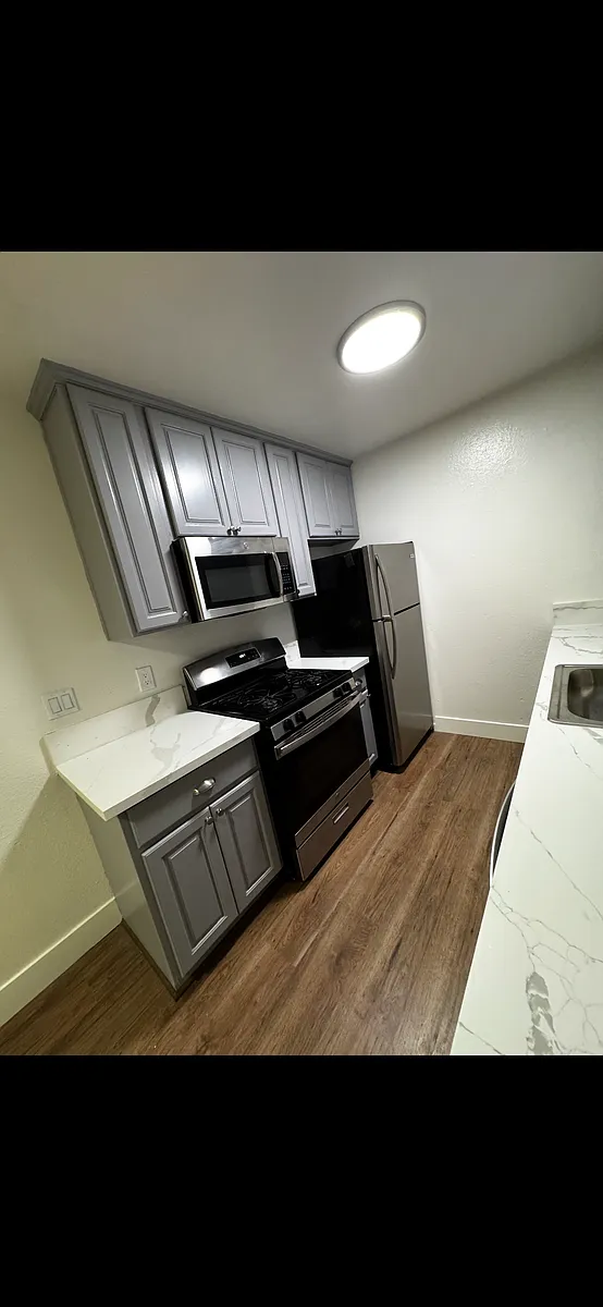 Building Photo - 4556 Ashcroft Ave #43