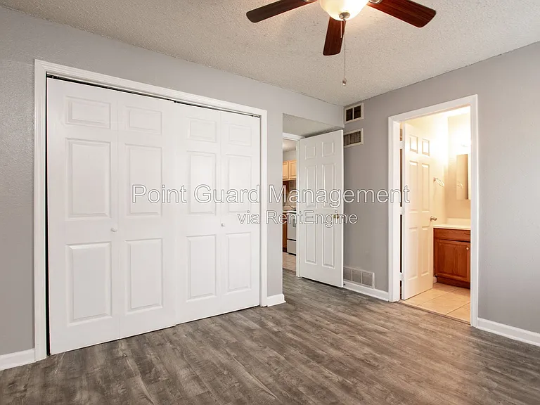 2228 S Oliver Ave — Photo 15