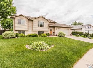 5513 S Aaron Ave, Sioux Falls, SD 57106