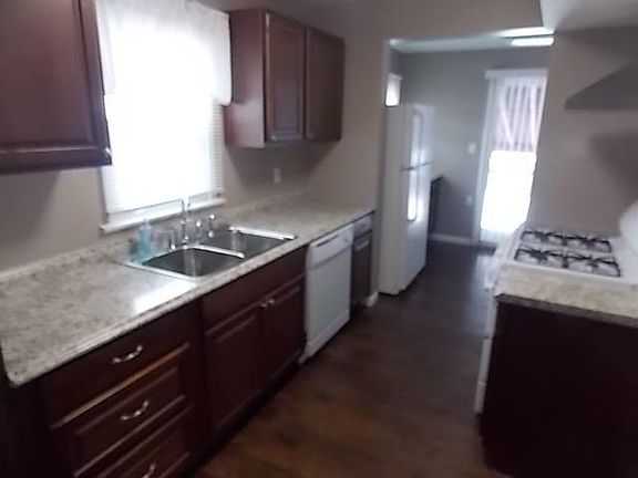 5th image of 124 Rosewood Ave