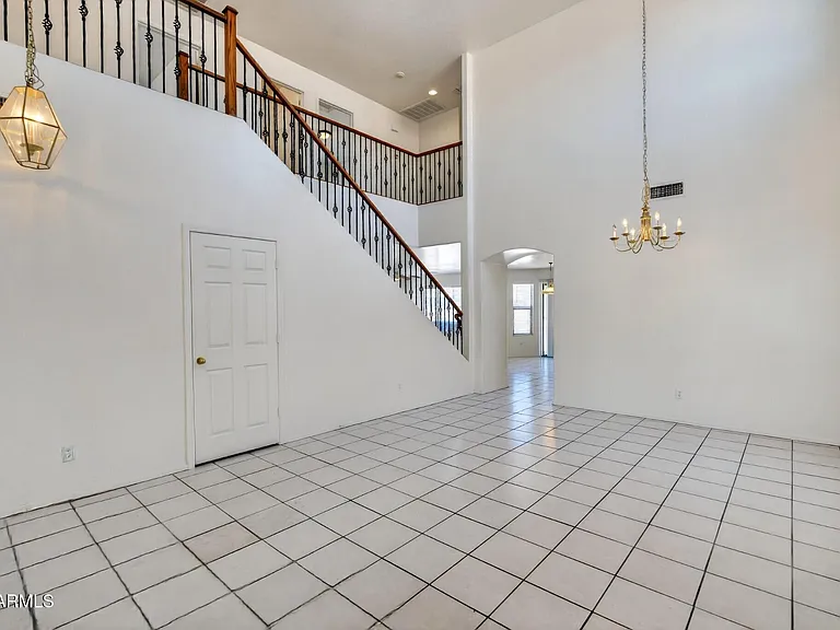 7823 S 48th Ln — Photo 6