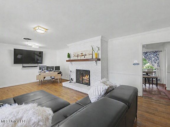 4th image of 1095 Columbus St