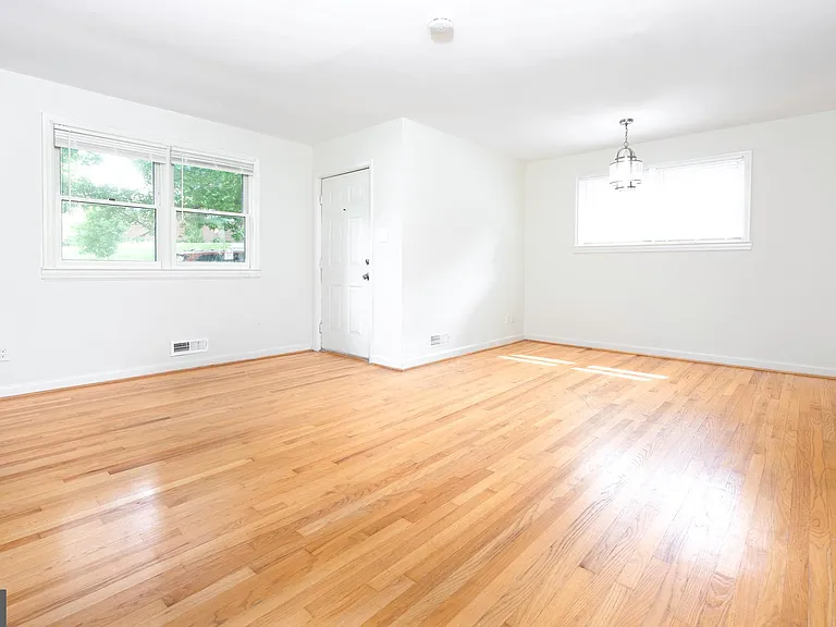 1418 Thornden Rd — Photo 5