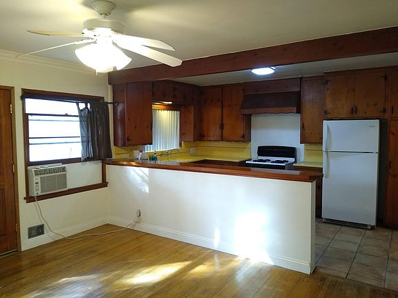 4th image of 11617 Moorpark St #1/2
