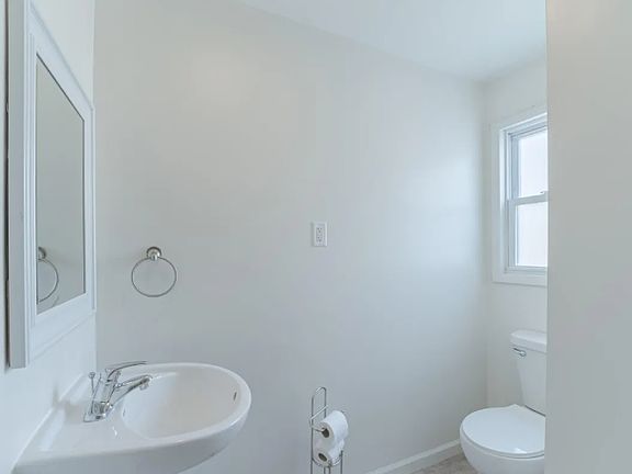 5th image of 636 Hackett St #636