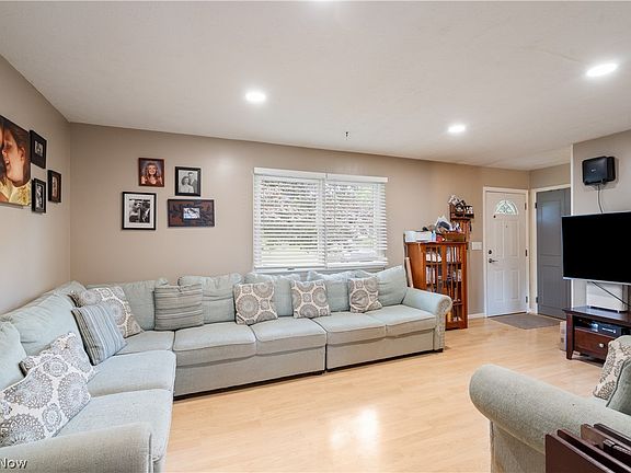 4th image of 457 S Colonial Dr