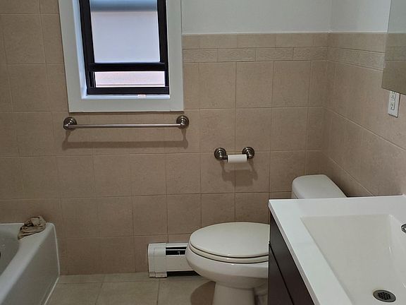 3rd image of 15236 Roosevelt Ave