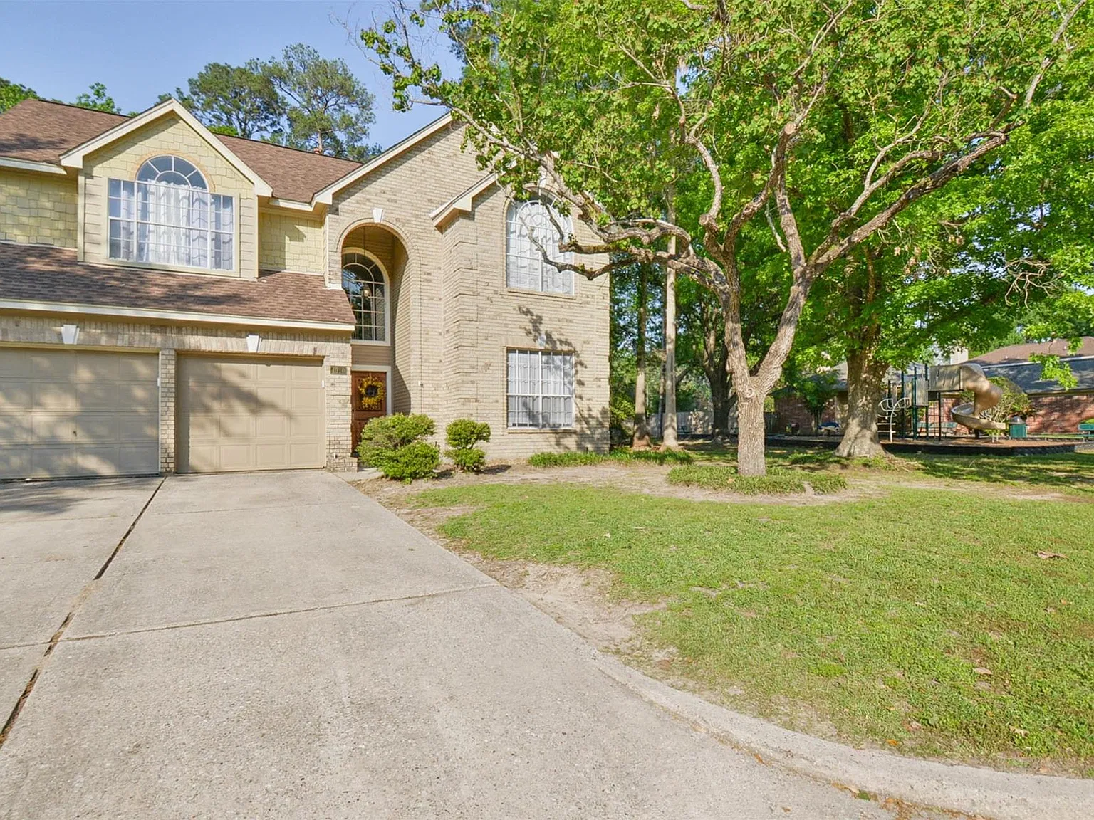 4 bed, 2.5 bath, 2450 sqft, $3,000 — Photo 2