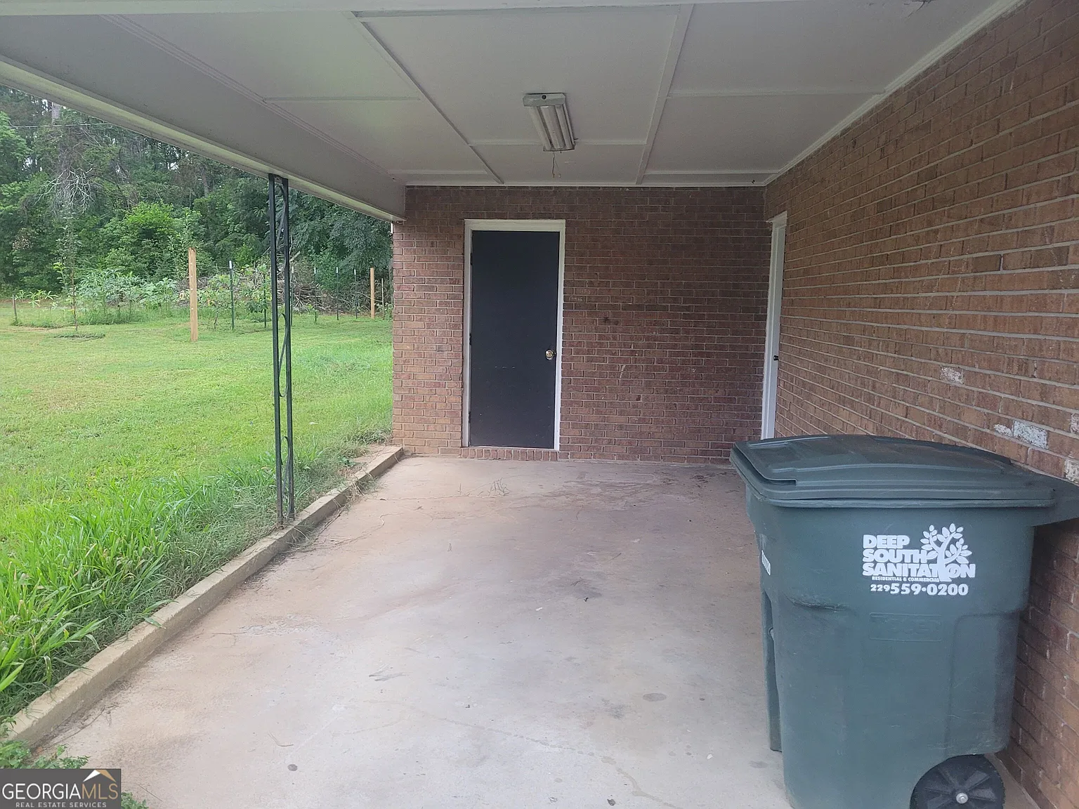 3 bed, 1.0 bath, 1000 sqft, $1,100 — Photo 2