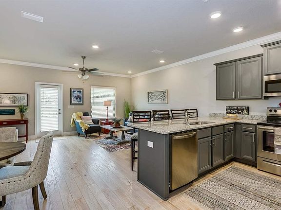 2nd image of 303 S E St