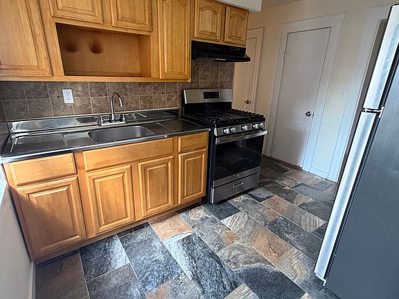 5th image of 420 E 26th St #1
